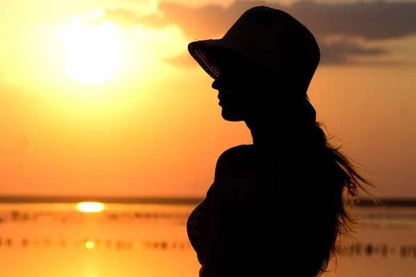 Young girl at sunset on the sea — Stock Photo, Image