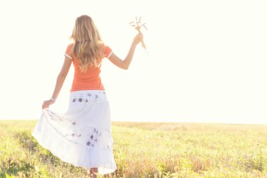 Genç kız elinde kulaklı bir alanda yürüyüş