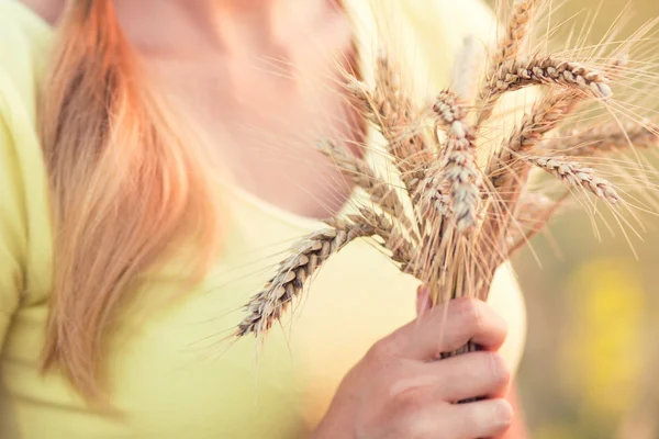 与成熟的麦穗的大麦在手里的女孩 — 图库照片