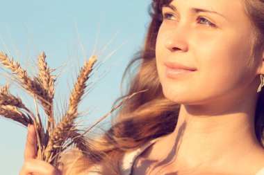 kulakları el ile alanında genç güzel kız