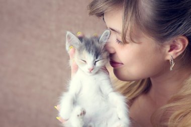 güzel kız küçük bir yavru kedi sarılma