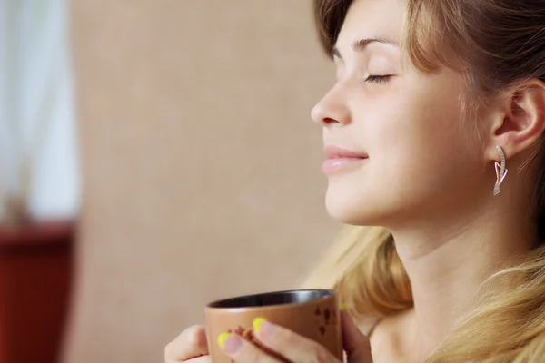 Beautiful girl drinking coffee in bed — Stock Photo, Image