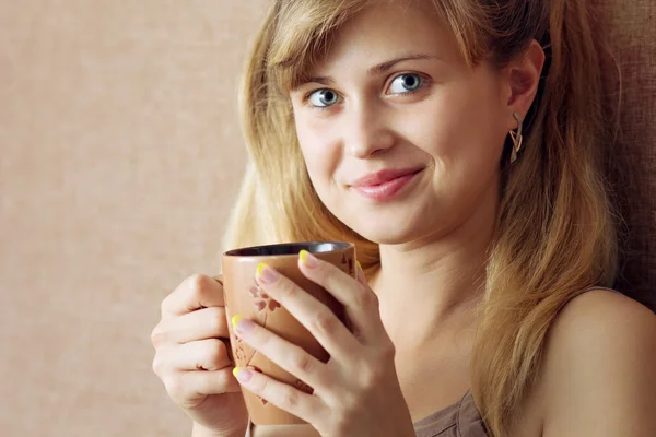 Bella ragazza che beve caffè a letto — Foto Stock