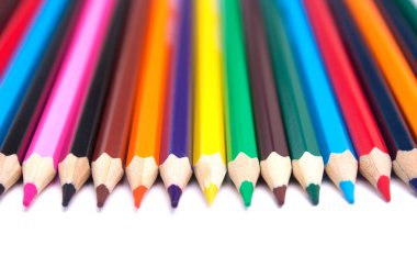 yalıtılmış bir arka plan üzerinde renkli kalemler