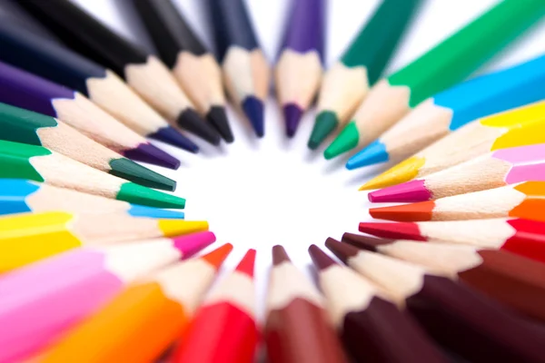 Цветные карандаши на изолированном фоне — стоковое фото