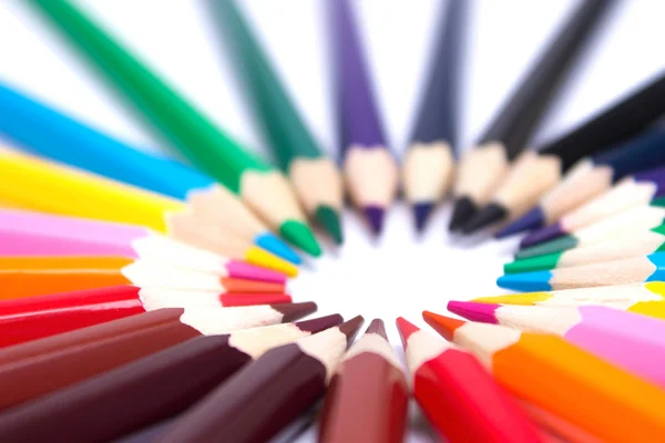 Crayons de couleur sur un fond isolé — Photo