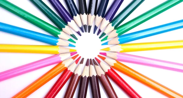 Crayons de couleur sur un fond isolé — Photo