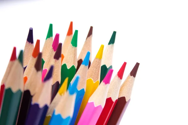 Цветные карандаши на изолированном фоне — стоковое фото