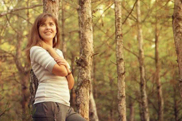 Potret seorang gadis cantik di hutan konifer — Stok Foto