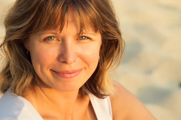 Portret van een mooie vrouw op het strand — Stockfoto