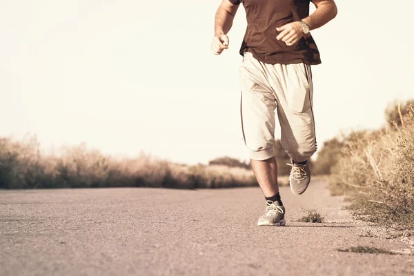 Giovane ragazzo è impegnato in jogging all'aperto — Foto Stock