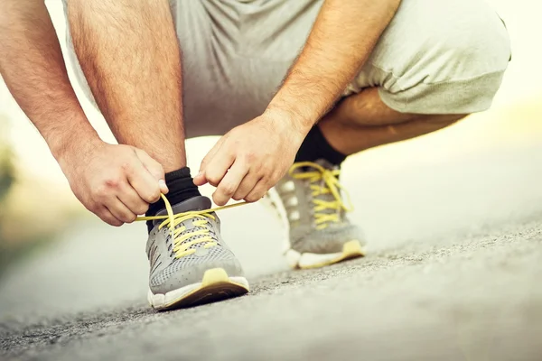 Runner allacciatura lacci delle scarpe da ginnastica — Foto Stock