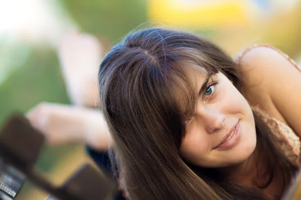 Retrato de uma menina bonita no parque — Fotografia de Stock