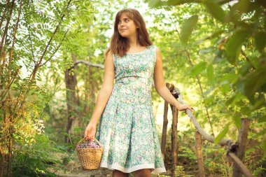 bir sepet çiçek bir yürüyüş ile güzel kız