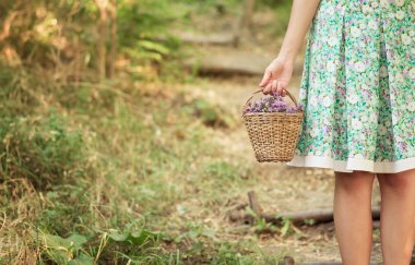 çiçek sepeti ile genç kız