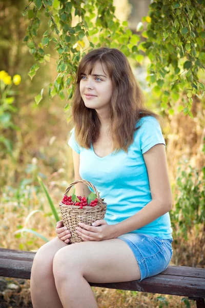 ガマズミ属の木の籠を持つ少女 — ストック写真