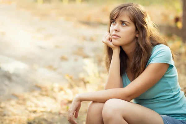 Portret van een mooie jonge vrouw in de natuur — Stockfoto