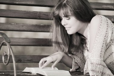 genç kadın bir tezgah üzerine bir kitap okuma