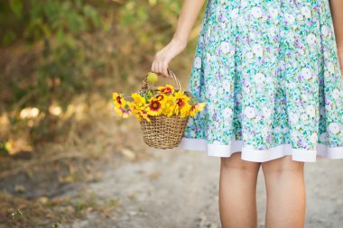 doğa çiçek sepeti ile genç kadın