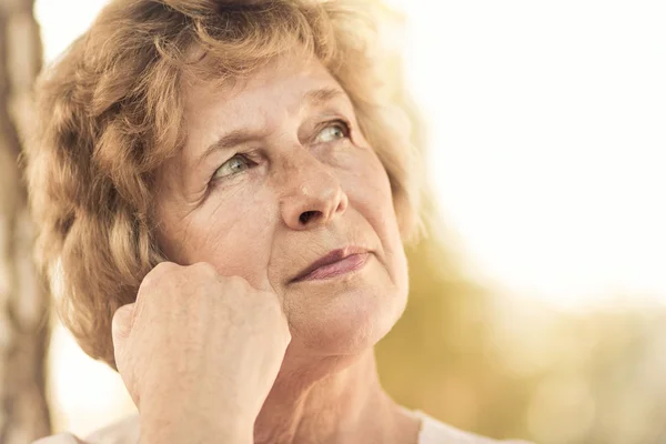 Portret van een bejaarde vrouw in de natuur — Stockfoto