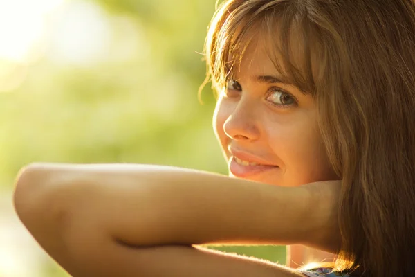 Retrato de uma bela jovem mulher à luz do sol — Fotografia de Stock