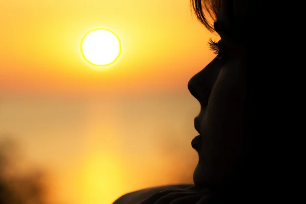 Silhouette einer jungen Frau bei Sonnenuntergang — Stockfoto