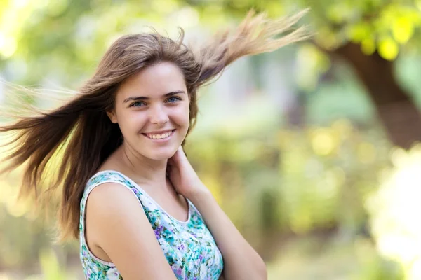 Portrait d'une jeune femme sur la nature — Photo