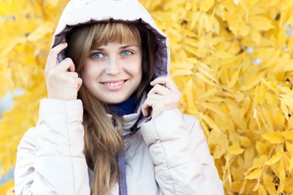 Podzimní portrét ženy v bunda s kapucí — Stock fotografie