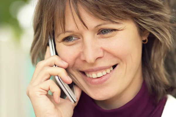 Woman talking on the nature with a smartphone — Stock Photo, Image