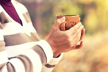 kadınların elinde sıcak bir içecek ile Kupası