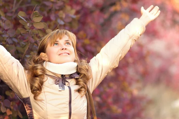 Herbst Porträt eines schönen Mädchens — Stockfoto