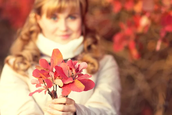 Fille avec des feuilles d'automne dans les mains — Photo