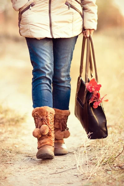 Junge Frau spaziert im Herbst in der Natur — Stockfoto