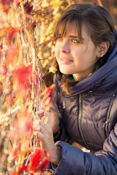 美しい女性の秋の肖像画 — ストック写真