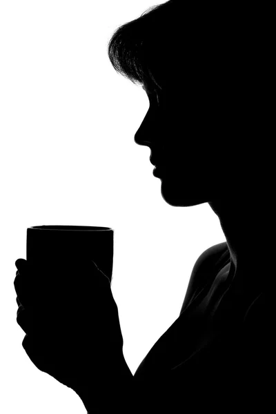 Silhouette di una donna con una tazza in mano — Foto Stock