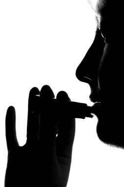 Kız dudaklarını rujla boyuyor.