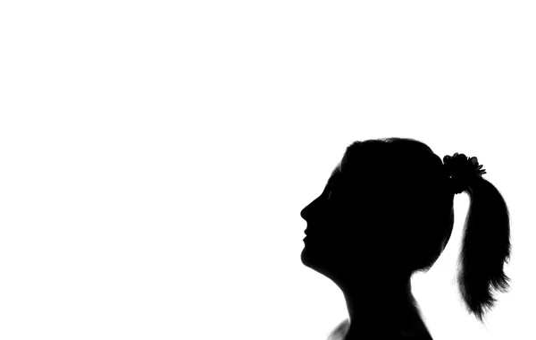 Giovane ragazza carina guardando in alto - silhouette in bianco e nero — Foto Stock