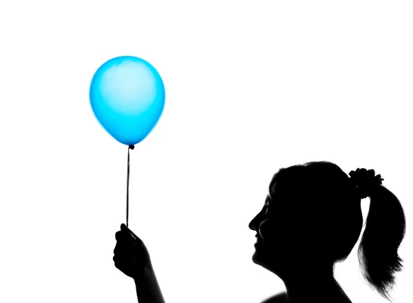 Silhouette eines süßen jungen Mädchens mit blauem Ballon — Stockfoto