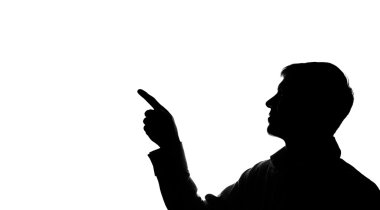 Genç bir adam onun parmağı ileri gösterir