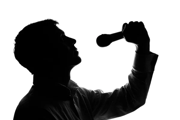 Een jonge man zingen in een microfoon — Stockfoto