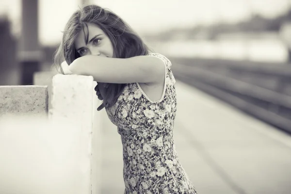 Young woman on the station platform — Stock Photo, Image