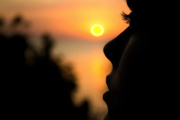 Silhouette of a young woman at sunset — Stock Photo, Image