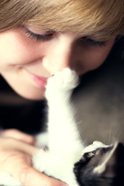 Fluffy kittenl plays with a girl — Stock Photo, Image