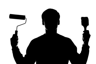 Bir rulo ve fırça elinde olan genç bir adam