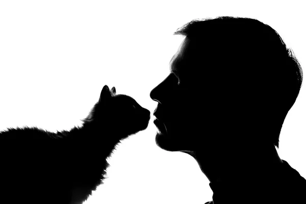 Un joven con un gatito mirándose. — Foto de Stock