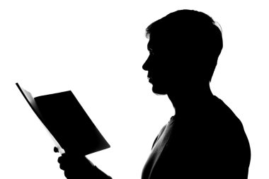 Genç adam bir kitap okuma - siluet