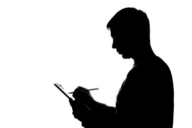 Genç adam düşünceli yazar, çizer, yazar