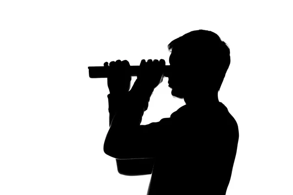 Молодой человек смотрит через свернутую бумагу, лист бумаги, телескоп — стоковое фото