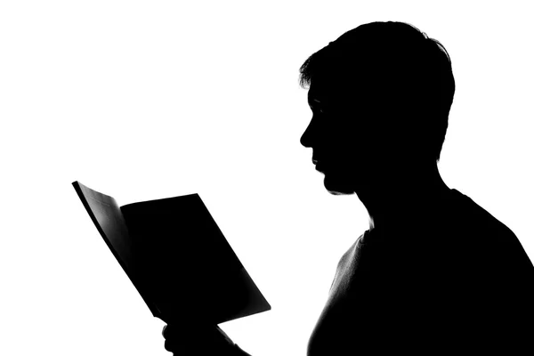 Junger Mann liest ein Buch - Silhouette — Stockfoto