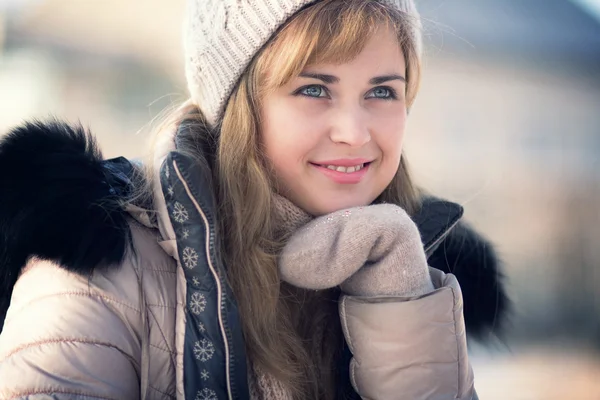 Retrato de inverno de uma mulher em um chapéu de malha — Fotografia de Stock